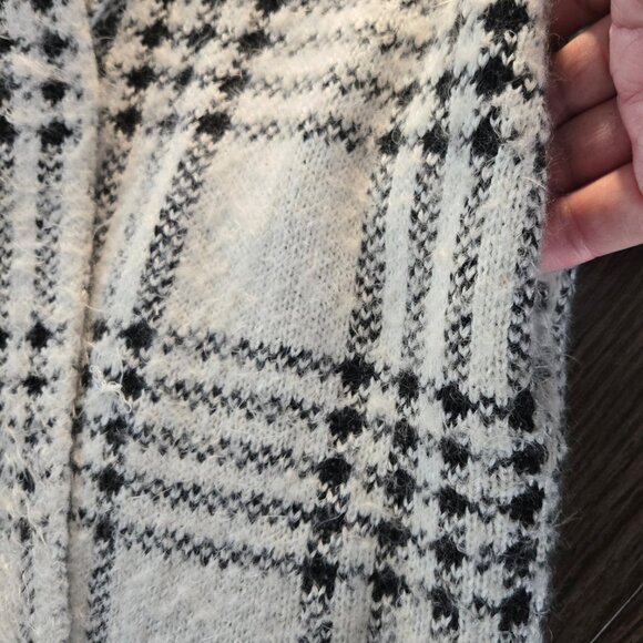 2BELLA Fuzzy Midi Length White & Black Plaid Cardigan Sweater w/ Pockets SIZE S - Picture 7 of 12